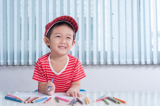 Hình vẽ vector Cậu bé dễ thương vẽ bằng bút chì màu trong phòng trẻ em