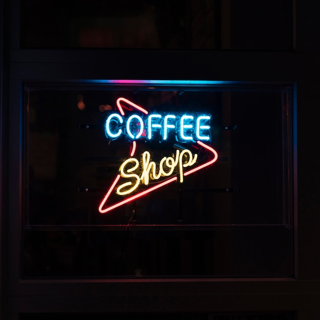 Mockup Bảng hiệu quán cà phê đèn neon dành cho người ăn đêm
