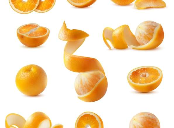 Hình ảnh vector Bộ thực tế của những quả cam chín tươi được cắt lát và bóc vỏ với vỏ bị cô lập trên hình minh họa vector nền trắng