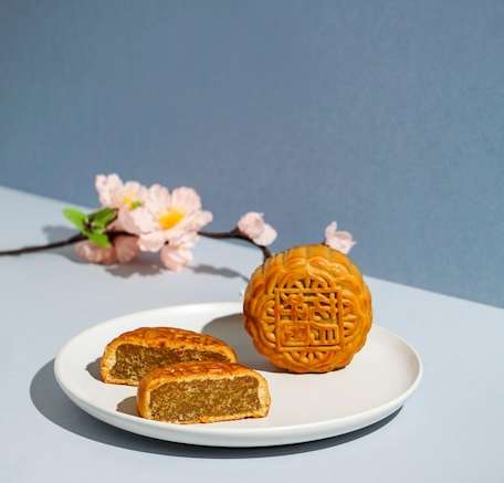 Hình stock Bánh trung thu bánh ngọt truyền thống của Trung Quốc, bánh trung thu, ký tự tiếng Trung trên bánh dịch sang tiếng Anh là