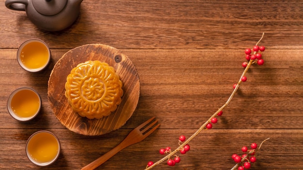 Hình stock Bánh trung thu truyền thống của Trung Quốc bánh trung thu với tách trà trên khay phục vụ bằng tre trên nền gỗ cho tết trung thu nhìn từ trên xuống nằm phẳng